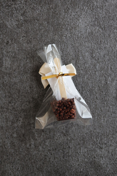 【大量生産に】パフとナッツのストロベリークランチチョコレートバーの透明袋ラッピング