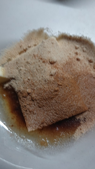 米粉、ブランデーパウダーを使ったアップサイドダウンアップルケーキ