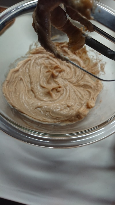 米粉、ブランデーパウダーを使ったアップサイドダウンアップルケーキ