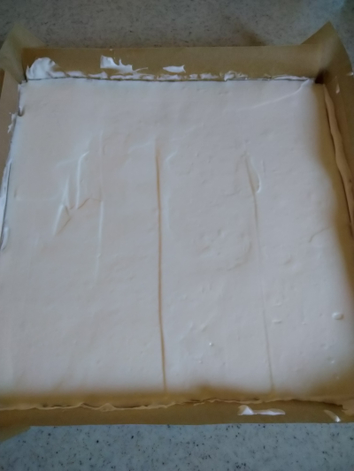 グルテンフリー白いハートのショートケーキ