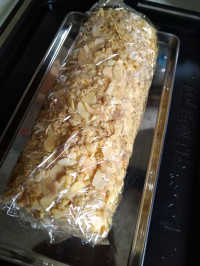 昭和レトロな米粉のナッツロールケーキ