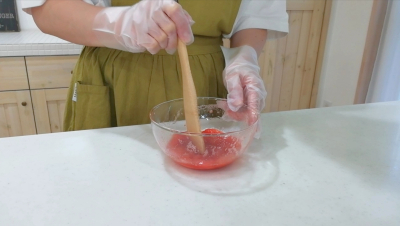 【オーブン不要】苺ピューレもレンジで簡単♪ピンク可愛い‪ෆ‪紅白レアチーズケーキ