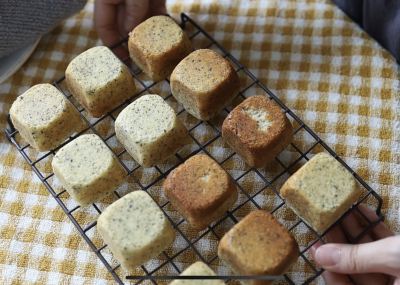 紅茶とカシスのキューブヴィクトリアケーキ