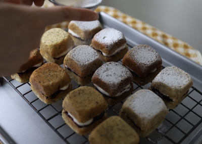 紅茶とカシスのキューブヴィクトリアケーキ