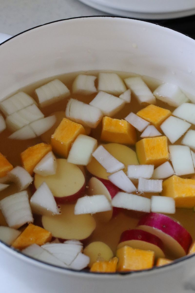 さつまいもと豆腐白玉の味噌汁