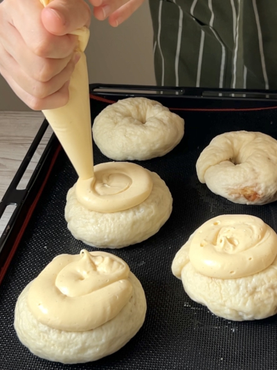 夢のコラボパン☆カラメルりんごのクランブルチーズケーキベーグル