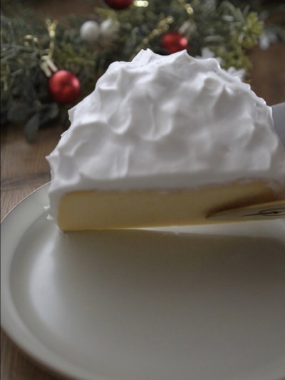 割れたスフレチーズでクリスマスかまくらケーキ