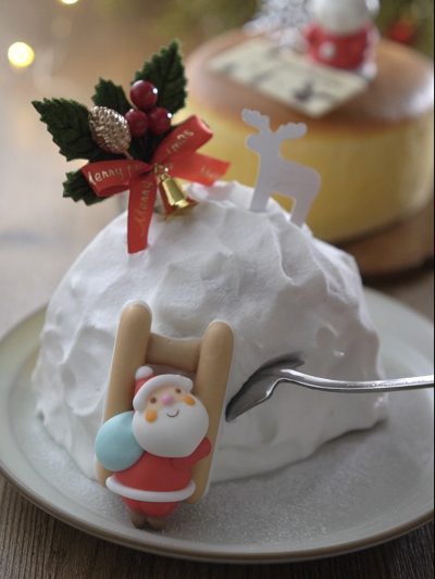 割れたスフレチーズでクリスマスかまくらケーキ