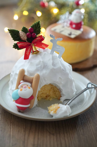 割れたスフレチーズでクリスマスかまくらケーキ