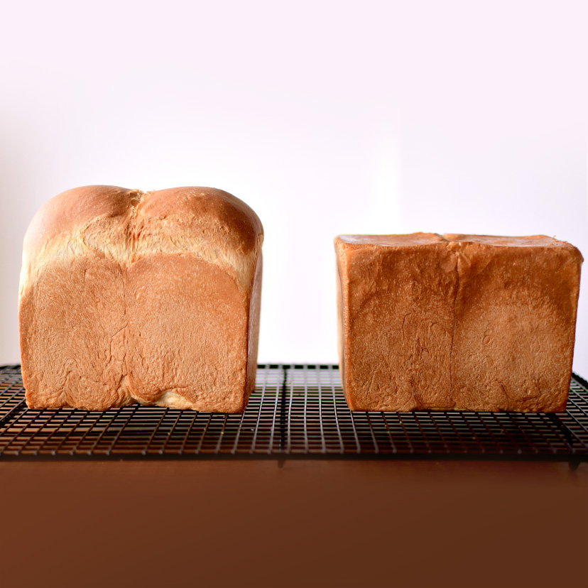 山型食パンと角型食パン、焼き比べ
